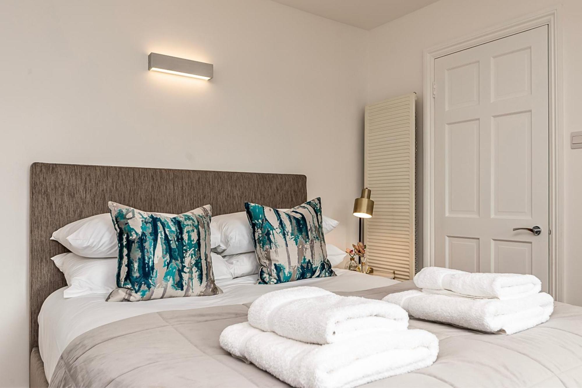 Ferienhaus The Secret Kensington Garden Mews-2 Bedroom Full House-2 Train Lines- Spacious-kings Road- Harrods -chelsea Stadium-private Small Patio London