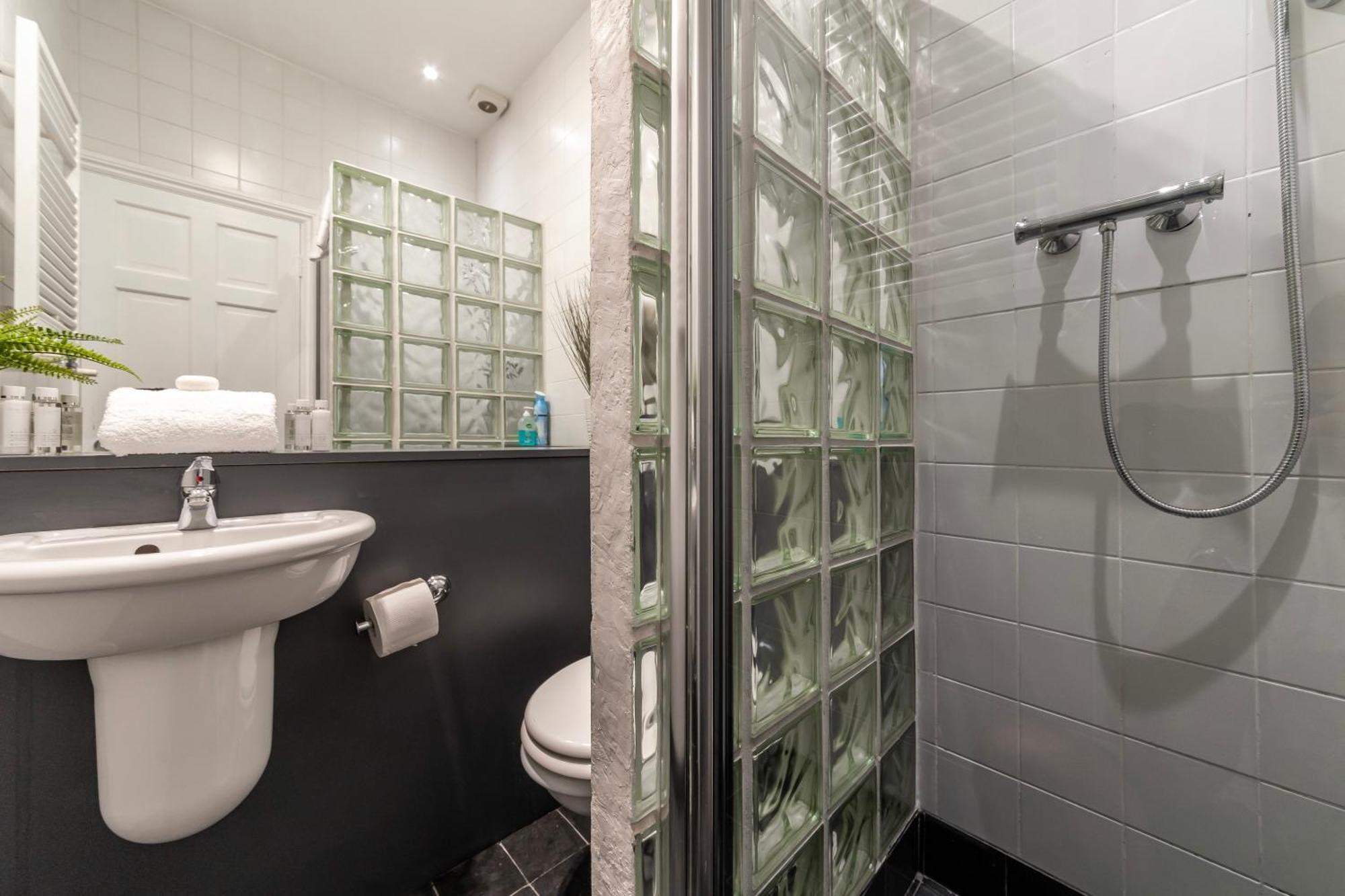 The Secret Kensington Garden Mews-2 Bedroom Full House-2 Train Lines- Spacious-kings Road- Harrods -chelsea Stadium-private Small Patio Ferienhaus London